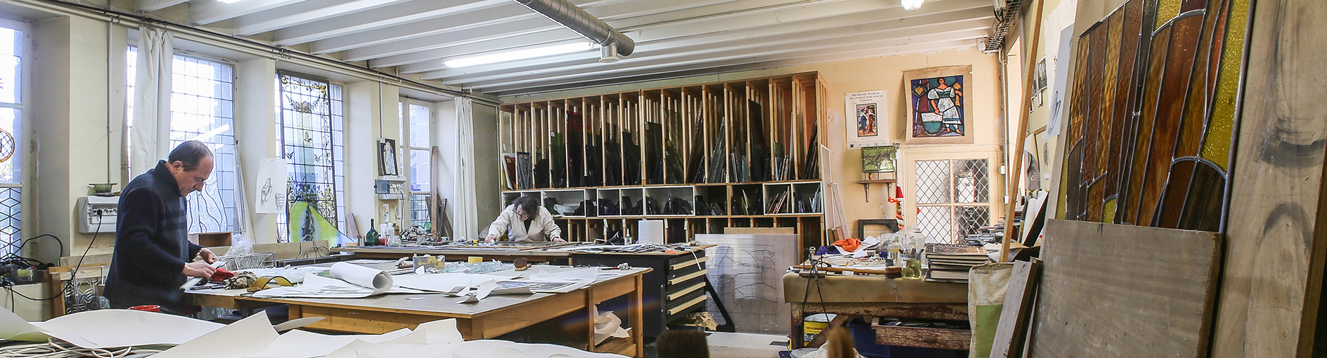 Françoise Théallier et Philippe Riffaud en train de créer des vitraux dans leur atelier 