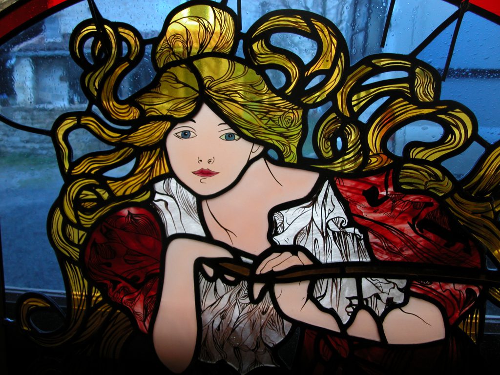 savoir-faire, détail d'un vitrail de style Art nouveau, inspiré d'Alphonse Mucha, réalisé par l'Atelier Vitrail Saint-Joseph