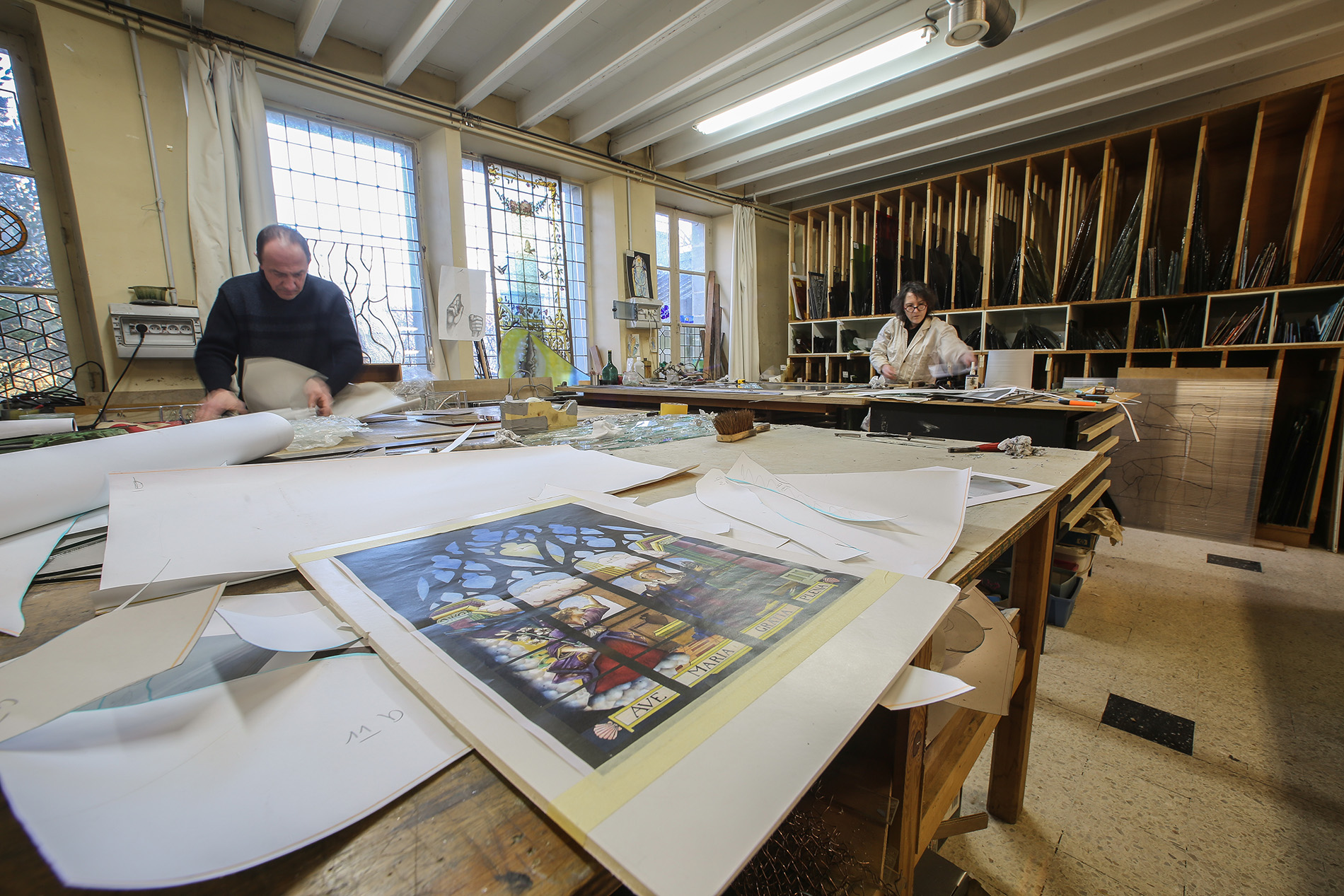 Philippe Riffaud et Françoise Théallier en train de travailler dans leur atelier de Ruffec