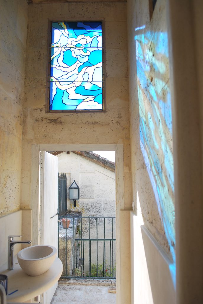 vitrail aux motifs abstraits en décor de maison installé en imposte au dessus d'une porte de couloir, réalisé par l'Atelier Vitrail Saint-Joseph