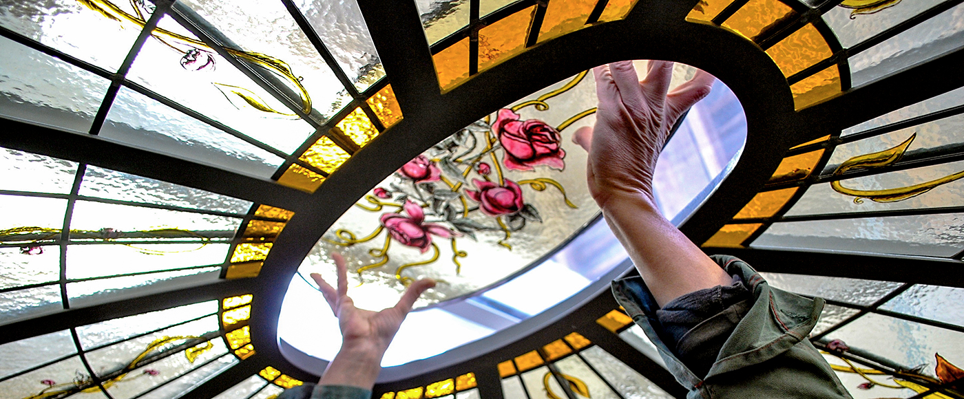 Philippe Riffaud en tain de poser un morceau de vitrail en forme de rosace chez un particulier