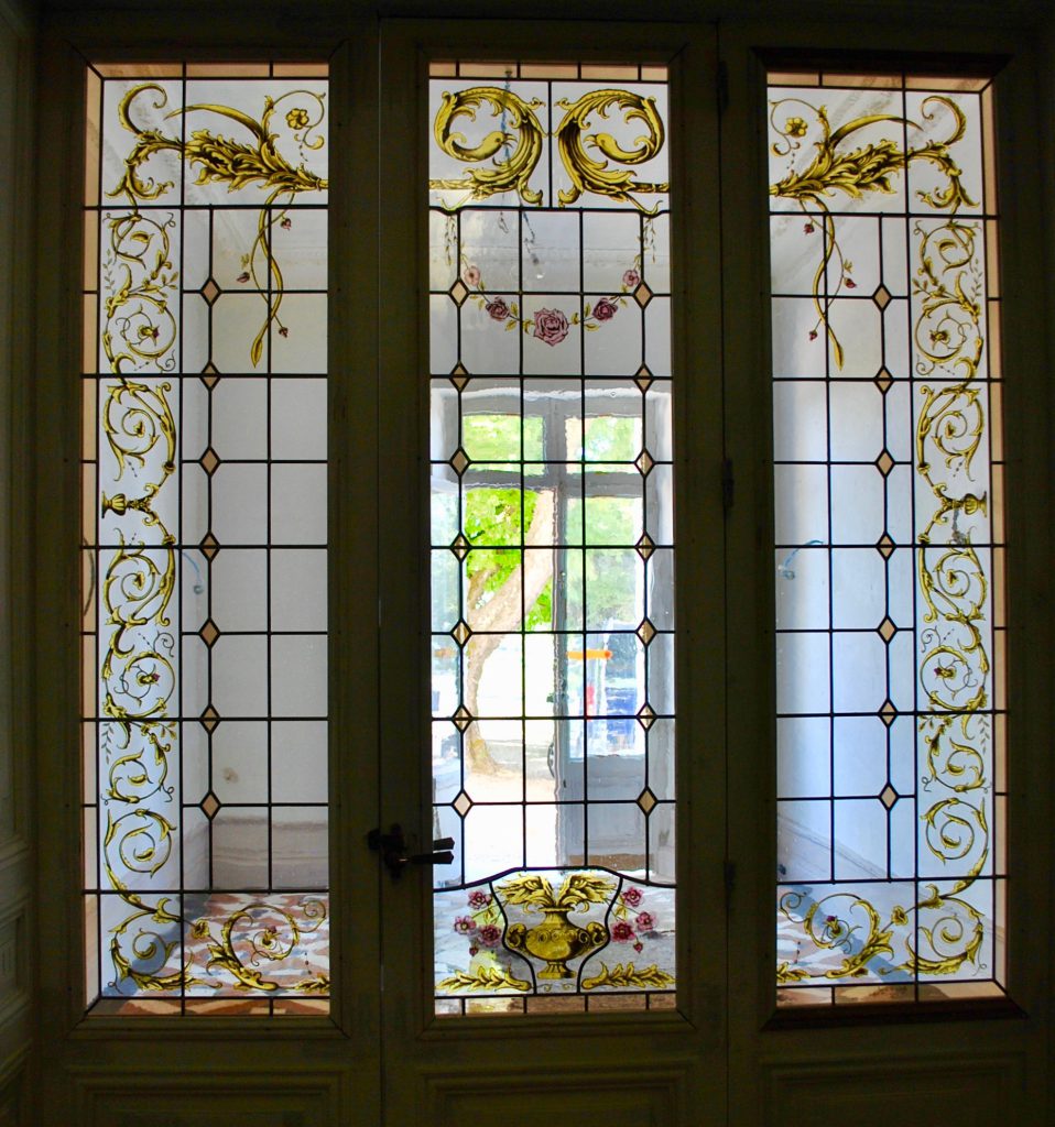 vitrail au motif classique posé sur une porte intérieure en décor de maison chez un particulier, réalisé par l'Atelier Vitrail Saint-Joseph