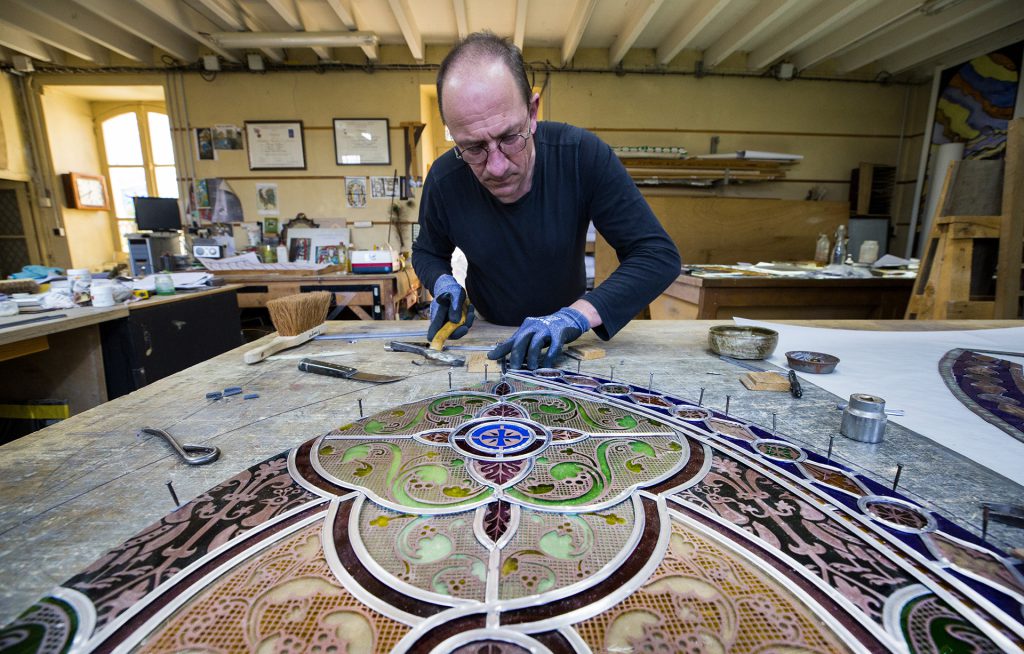 Philippe Riffaud en train de créer un vitrail dans l'atelier