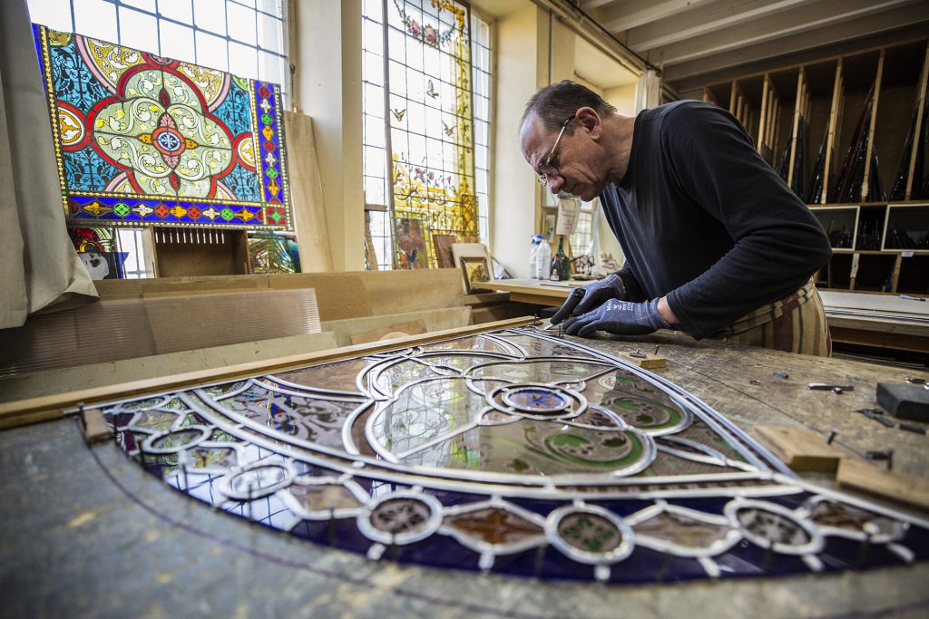 Philippe Riffaud en train de créer un vitrail dans l'atelier