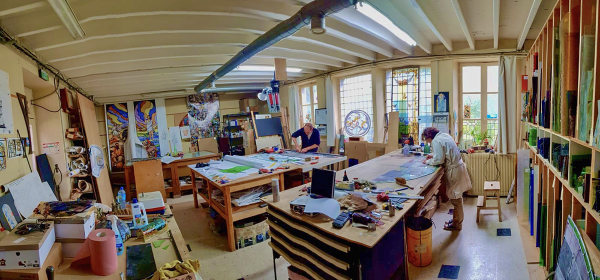 Françoise Théallier et Philippe Riffaud travaillant dans leur atelier