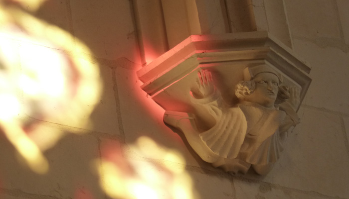 restauration de patrimoine dans une église reflets sur un mur des vitraux d'une église