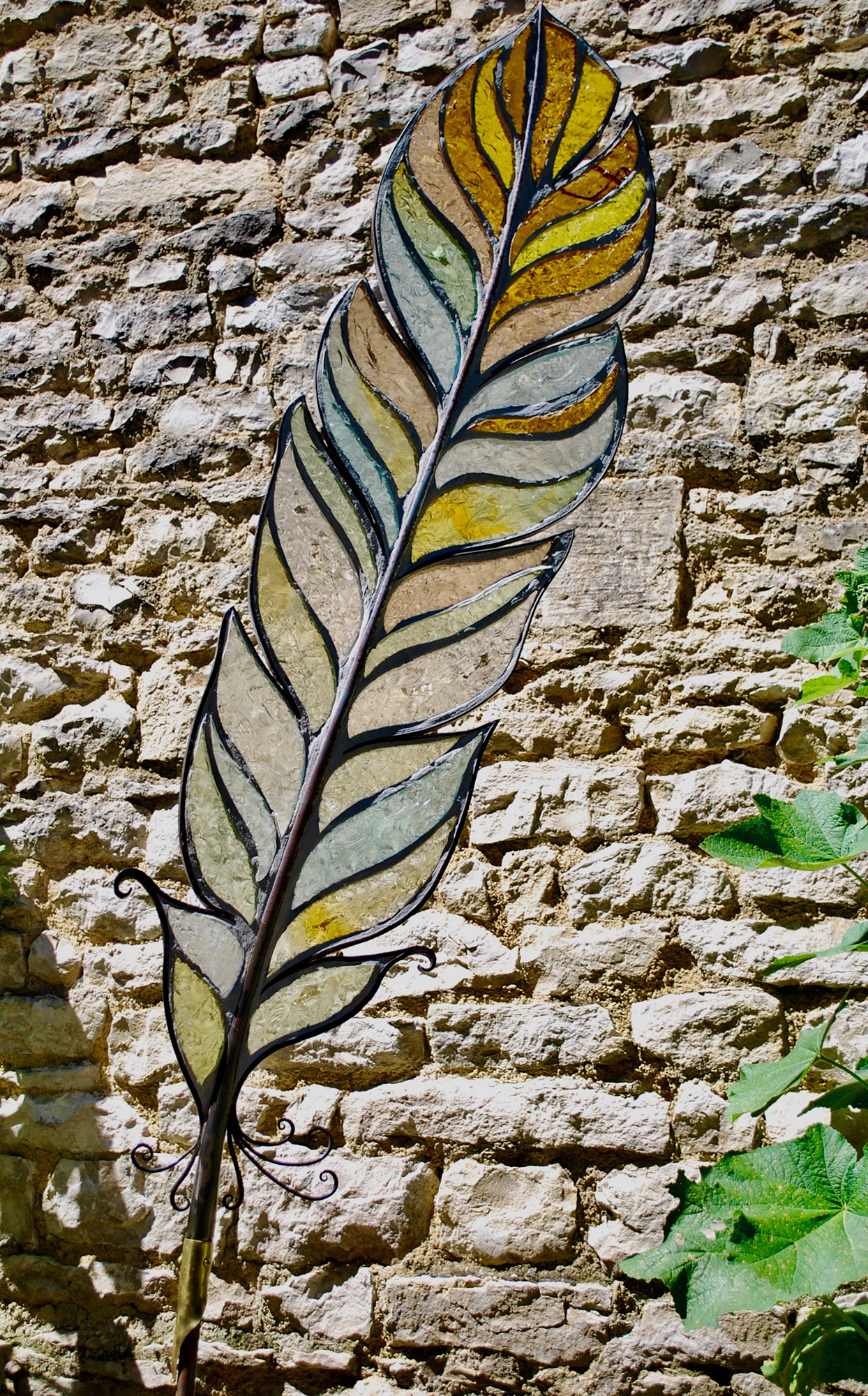 sculpture en verre en forme de plume du nom de La plume Victor