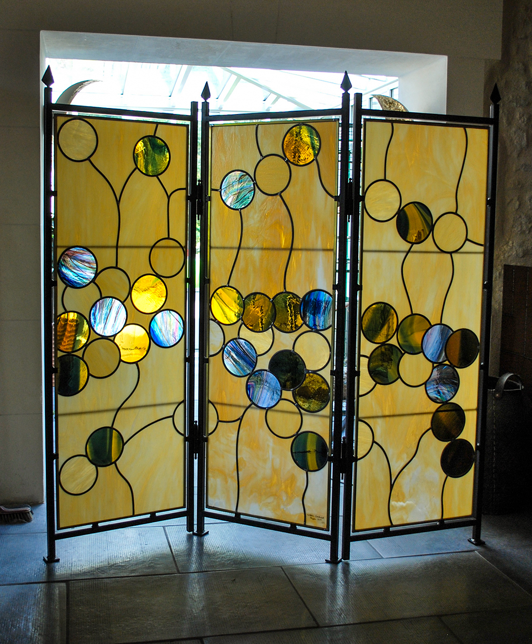 paravent composé de trois panneaux en vitrail de style géométrique, réalisé par l'Atelier Vitrail Saint-Joseph