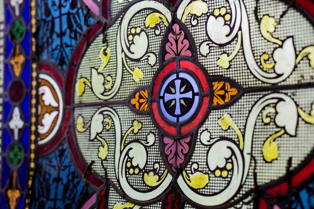 détail de vitrail d'église coloré réalisé par l'Atelier Vitrail Saint-Joseph
