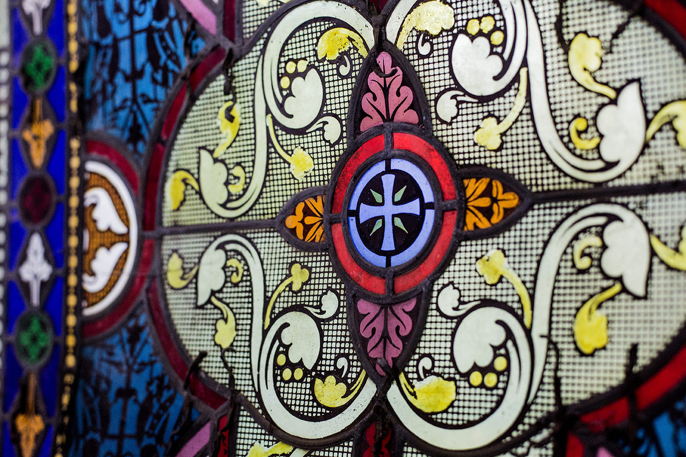 détail de vitrail d'église coloré