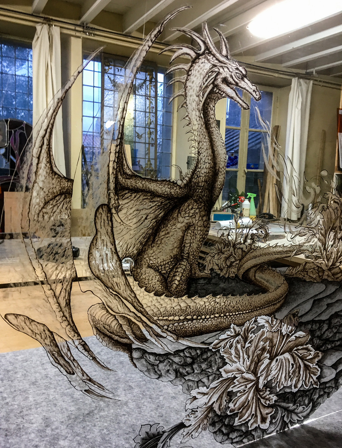 Détail d'un vitrail au motif de dragon réalisé par Françoise Théallier pour un particulier, en décor de maison