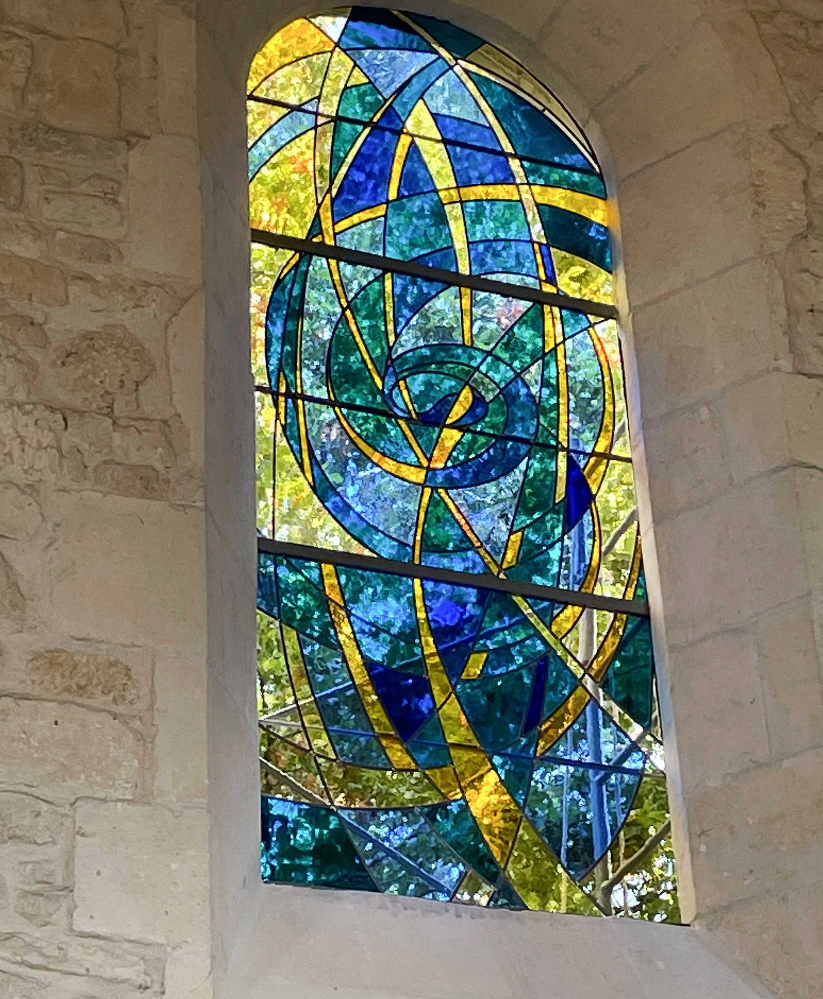 vitrail aux motifs géométriques réalisé par l'Atelier Vitrail Saint-Joseph