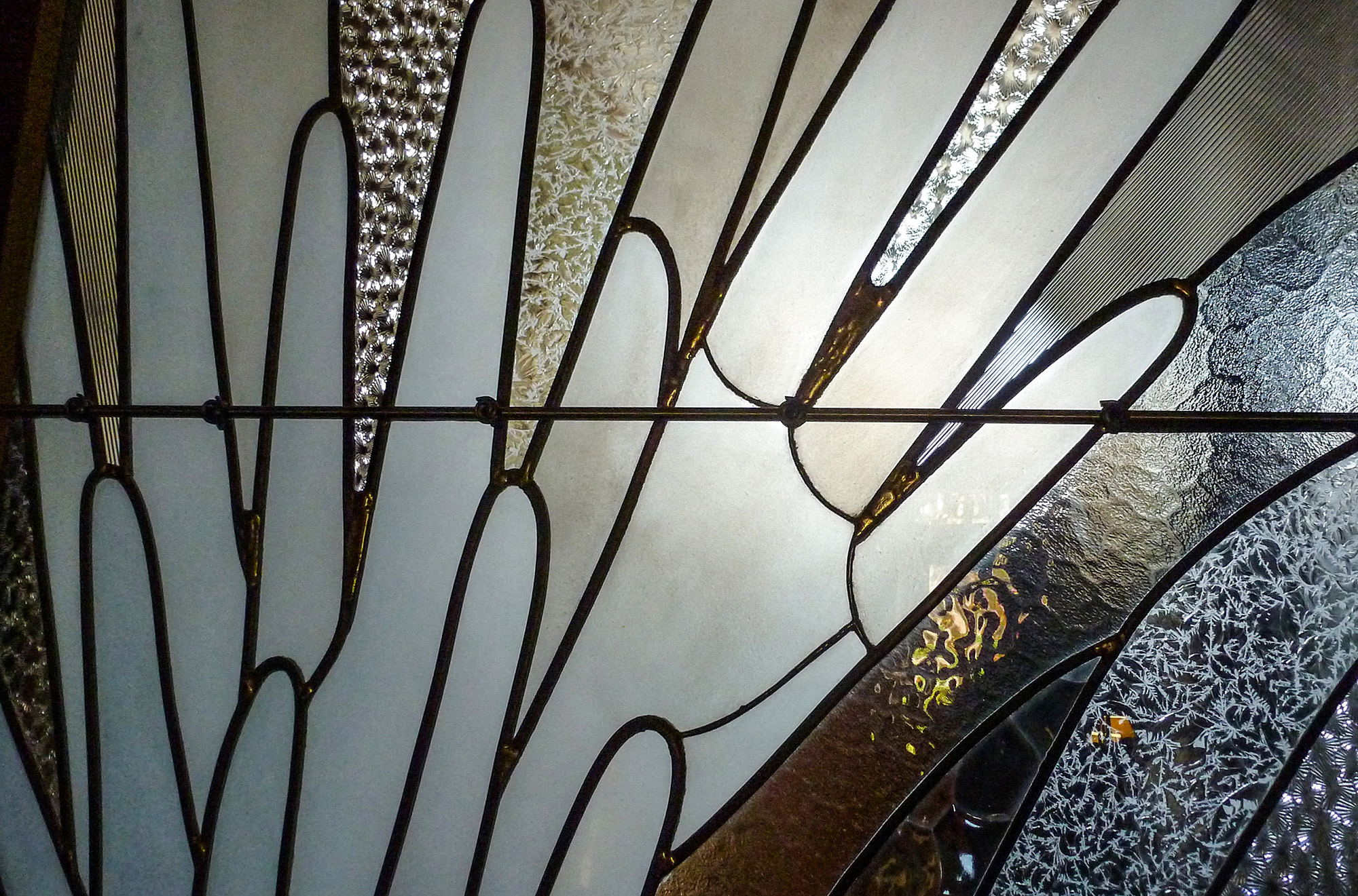 détail d'un vitrail au motif contemporain réalisé par l'Atelier vitrail Saint-Joseph
