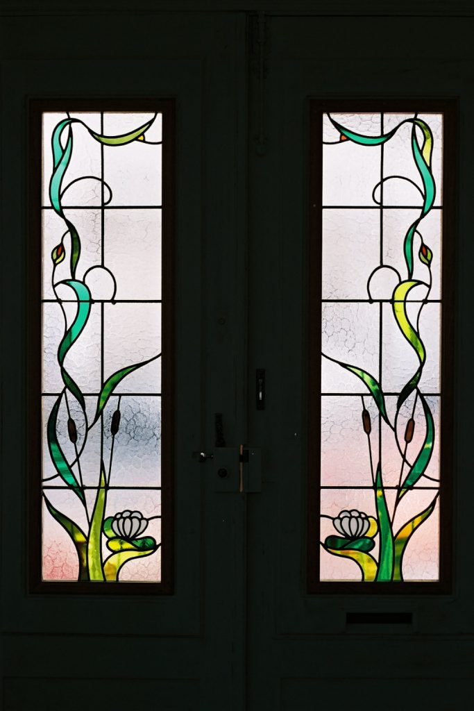 vitrail au motif classique posé sur une double porte intérieure en décor de maison chez un particulier, réalisé par l'Atelier Vitrail Saint-Joseph