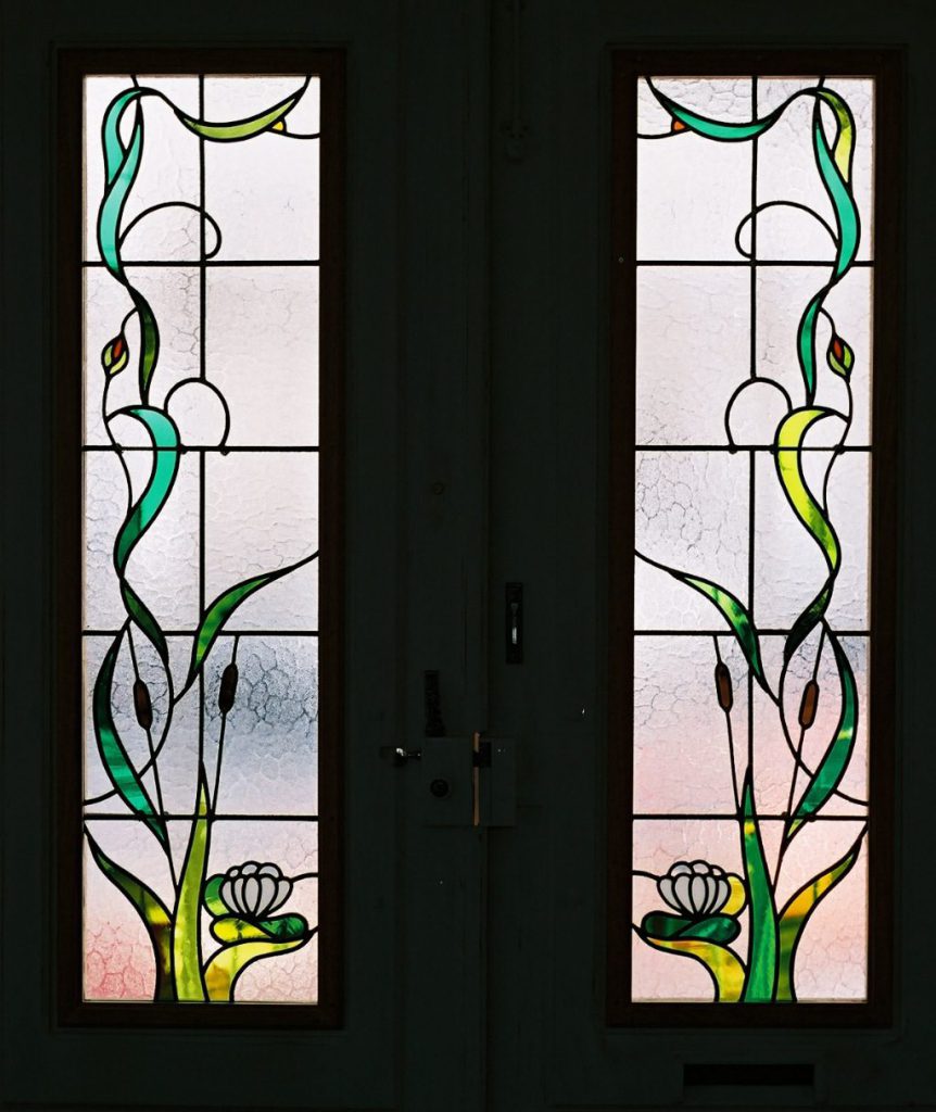 vitrail au motif classique posé sur une double porte intérieure en décor de maison chez un particulier, réalisé par l'Atelier Vitrail Saint-Joseph