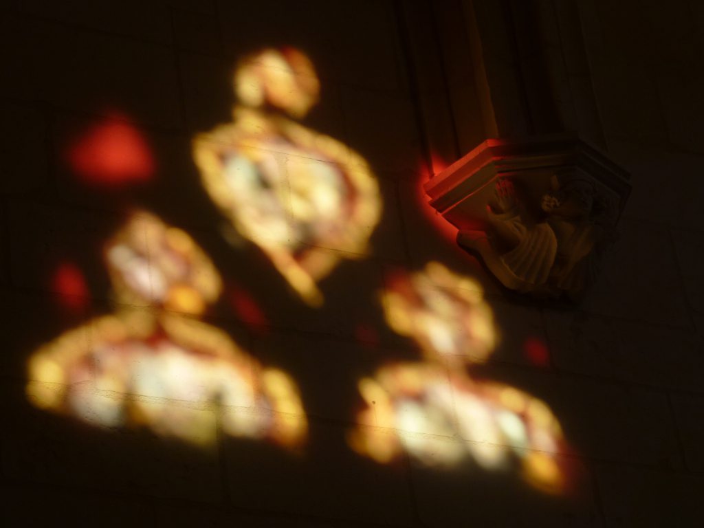 reflets sur un mur des vitraux d'une église