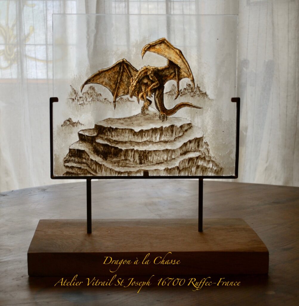 Œuvre de Françoise Théallier : peinture sur verre fixée sur une structure en métal avec socle, à vendre dans la boutique de l'Atelier Vitrail Saint-Joseph, sous le nom de Dragon à la Chasse